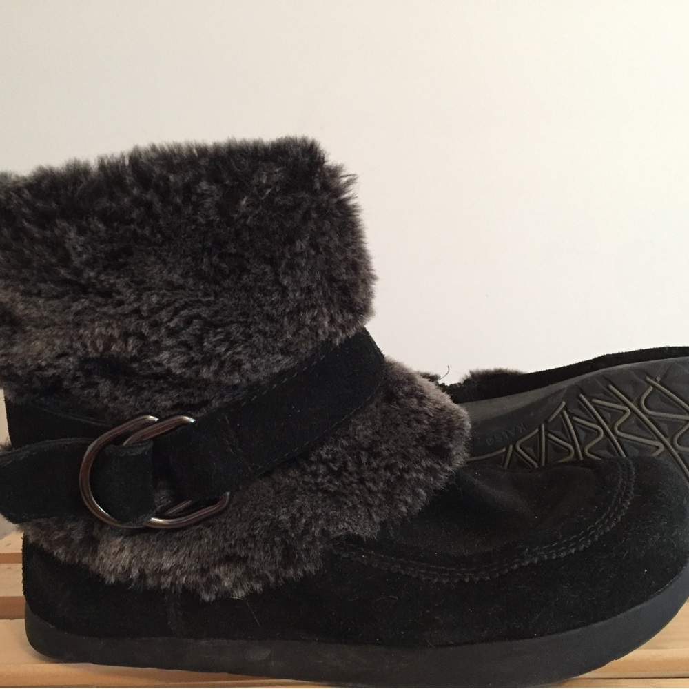 Earth brand “reverse sole” comfy, cozy black suede and faux fur booties! CUTE!
